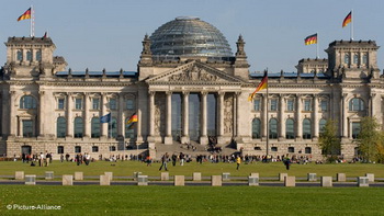 Женщина подожгла себя перед Рейхстагом в Берлине. Фото с dw-world.de