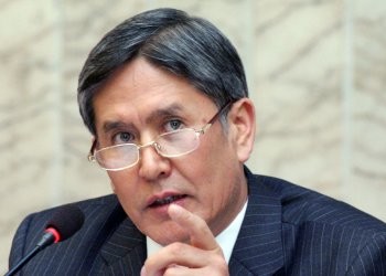 Глава правительства Алмазбек Атамбаев объявил себя победителем на первых выборах президента после кровавых событий в центрально-азиатской республике. Фото: DPA