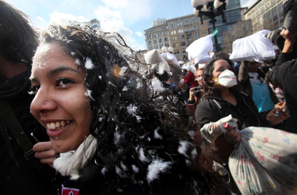 В Нью-Йорке прошла грандиозная битва подушками. Фоторепортаж. Фото: Mario Tama/Getty Images