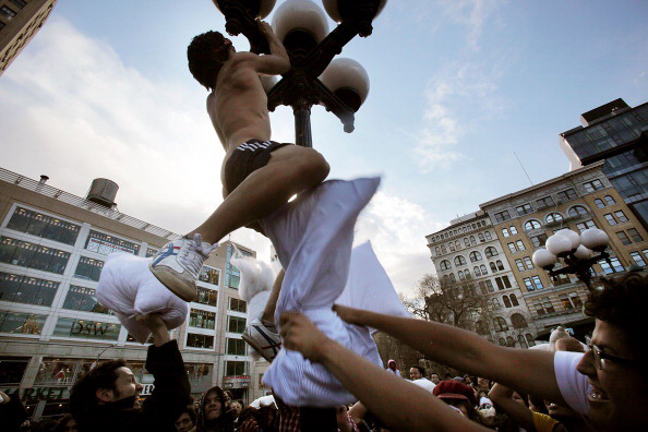 В Нью-Йорке прошла грандиозная битва подушками. Фоторепортаж. Фото: Mario Tama/Getty Images
