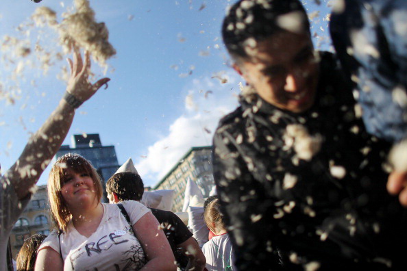 В Нью-Йорке прошла грандиозная битва подушками. Фоторепортаж. Фото: Mario Tama/Getty Images