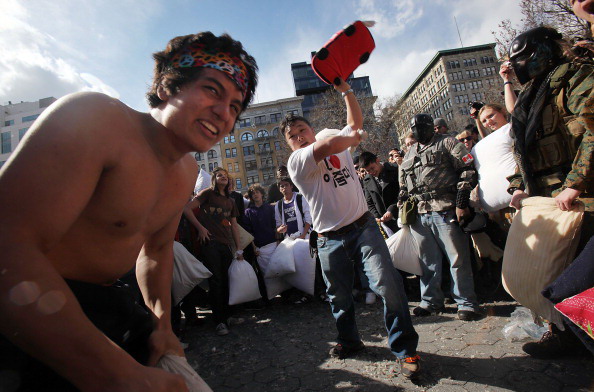В Нью-Йорке прошла грандиозная битва подушками. Фоторепортаж. Фото: Mario Tama/Getty Images