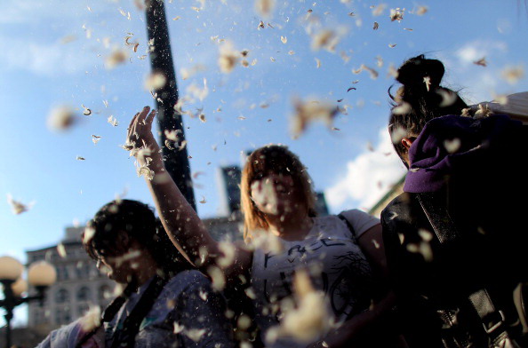 В Нью-Йорке прошла грандиозная битва подушками. Фоторепортаж. Фото: Mario Tama/Getty Images