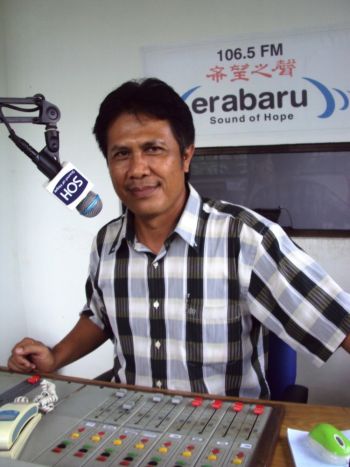 Гатот Мачали у микрофона в маленькой студии Radio Erabaru в Батаме, Индонезия. Фото с сайта theepochtimes.com