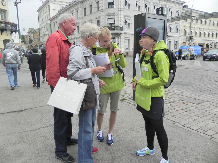Туристические помощники — гиды. Хельсинки. 12.06.2013. Фото: Лариса Кононова/Великая Эпоха (The Epoch Times)