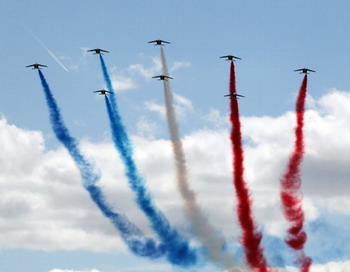  Один из девяти самолетов пилотажного отряда Королевских ВВС Великобритании Red Arrows разбился во время авиашоу в Борнмуте.Фото: PIERRE VERDY/AFP/Getty Images