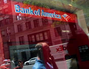 Компенсация убытков, понесенных американским финансовым гигантом Bank of America Corp.с начала кризиса 2008 года, заставляет банк начать крупную реструктуризацию корпорации. Фото: Chris Hondros/Getty Images