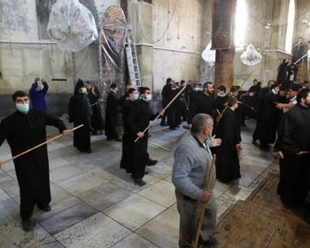 Священники подрались в церкви Рождества Христова в Вифлееме Фото: fr-online.de
