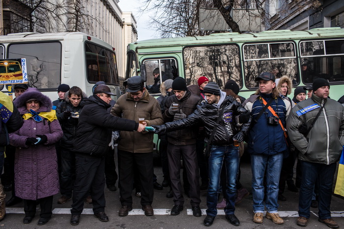 Автомобилисты Киева заблокировали базу «Беркута». Фото: Brendan Hoffman/Getty Images