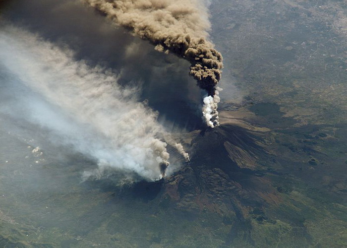 Извержение вулкана Этна на Сицилии. Фото: NASA 