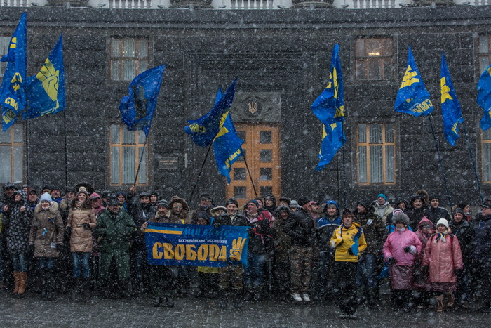 Здание Кабинета министров Украины пикетируют около 150 человек. Фото: Brendan Hoffman/Getty Images