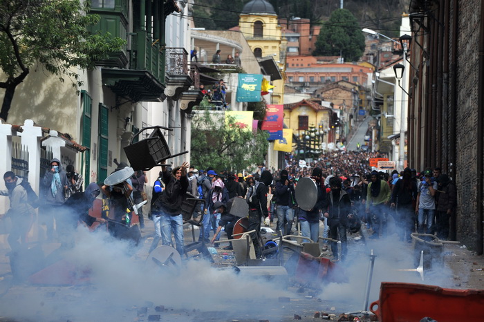 В Колумбии прошли акции протеста, есть погибшие. Фото: GUILLERMO LEGARIA/AFP/Getty Images