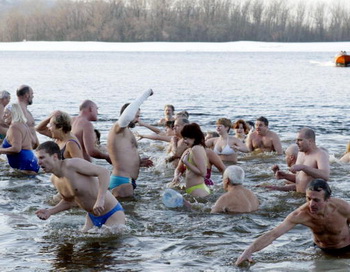 В Днепре вода год от года становится грязнее. Фото: SERGEI SUPINSKY/AFP/Getty Images 