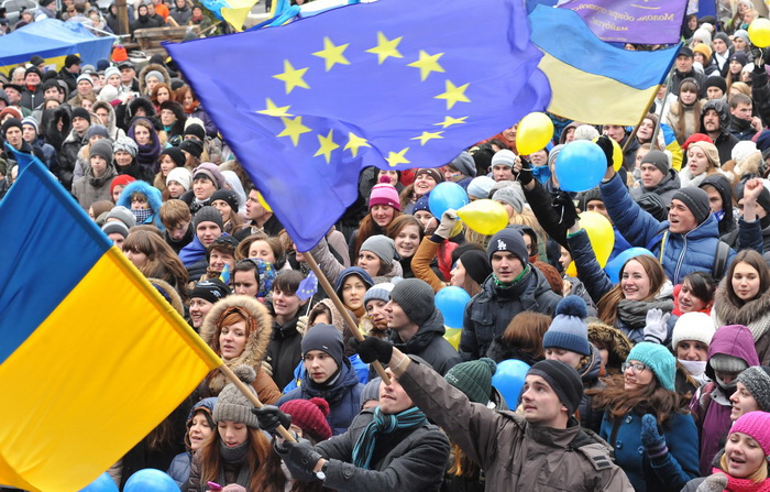 Подготовка документов к вступлению в Евросоюз была приостановлена украинскими властями 21 ноября. Это явилось причиной массовых протестов сторонников евроинтеграции, которые требуют отставки правительства и выборов нового президента. Фото: YURIY DYACHYSHYN/AFP/Getty Images