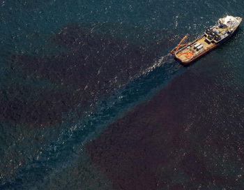 Огромное нефтяное пятно покрыло залив Манилы. Фото: SAUL LOEB/AFP/Getty Images