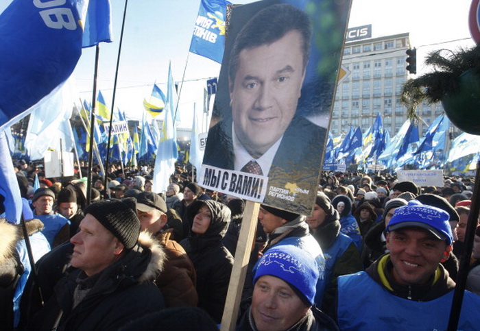 Митинг сторонников политики президента Украины Виктора Януковича организовала партия власти «Партия регионов» в субботу, 14 декабря, на Европейской площади. Фото: YURY KIRNICHNY/AFP/Getty Images