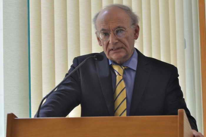 Номинант на Нобелевскую премию мира, канадский адвокат-правозащитник Дэвид Мэйтас представляет книгу «Органы для государства: трансплантационные злоупотребления в Китае», г. Виктория, Британская Колумбия, Австралия, 4 июня 2013 г. Фото: Sonya Bryskine/The Epoch Times