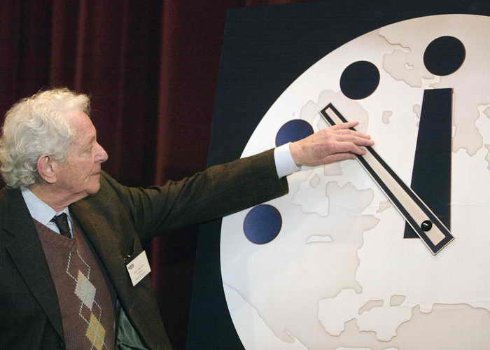 «Часы судного дня» (Doomsday Clock) были созданы американскими физиками-ядерщиками в 1947-м, они показывают время до «полуночи» — всемирной ядерной катастрофы. Фото: Tim Boyle/Getty Images 