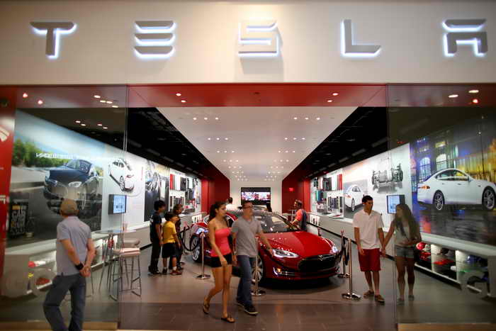 Транспорт будущего разрабатывает автомобильная компания Tesla. Фото: Joe Raedle/Getty Images