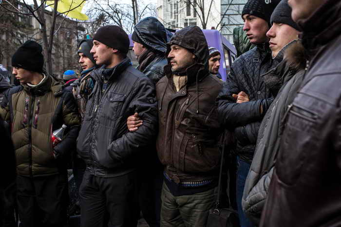 Более 500 активистов Евромайдана пикетировали здание МВД. Фото: Brendan Hoffman/Getty Images