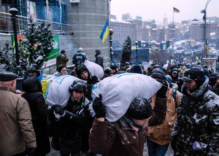 На Майдане Незалежности восстанавливают баррикады. Фото: Brendan Hoffman/Getty Images