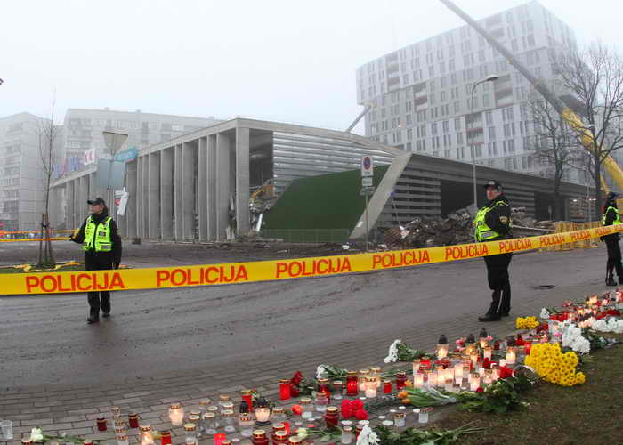 Из-за угрозы обрушения в Риге закрыты два торговых центра. Фото: PETRAS MALUKAS/AFP/Getty Images  