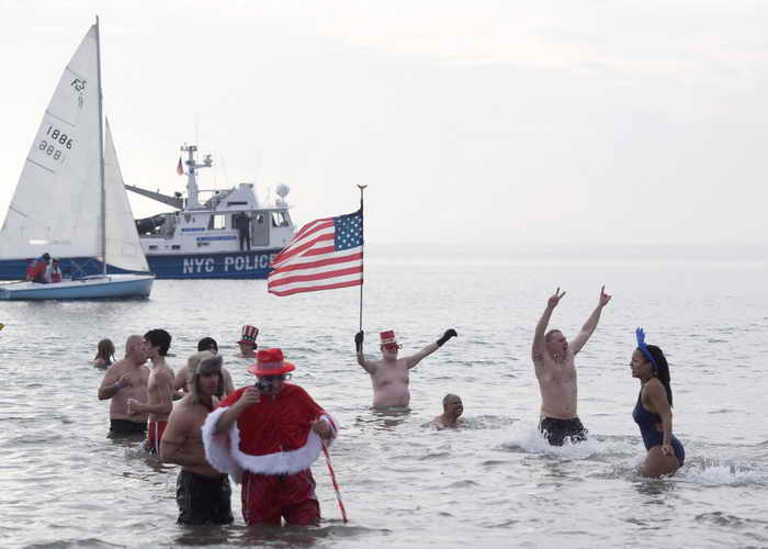 Тысячи американских «моржей» участвовали в новогоднем заплыве. Фото: Brian Harkin/Getty Images