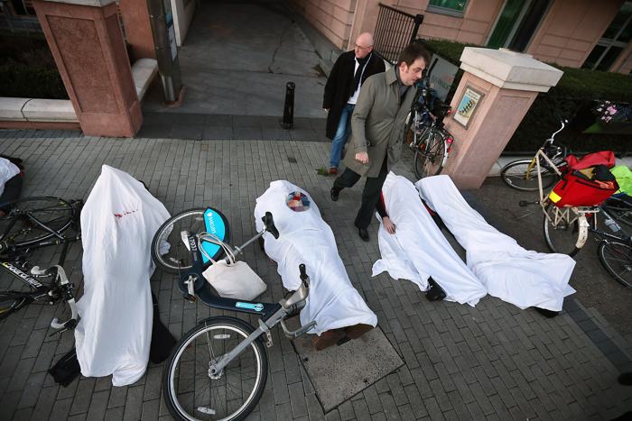 Велосипедисты провели «мёртвую» акцию протеста в Лондоне 19 декабря. Фото: Peter Macdiarmid/Getty Images