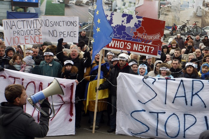 Участники митинга призывают Евросоюз немедленно ввести персональные санкции для тех, кто несет ответственность за использование силы против мирных демонстрантов и журналистов, а также участвует в принятии антиконституционных законов Украины, 20 января, 2014 года. Фото: YURIY KIRNICHNY/AFP/Getty Images