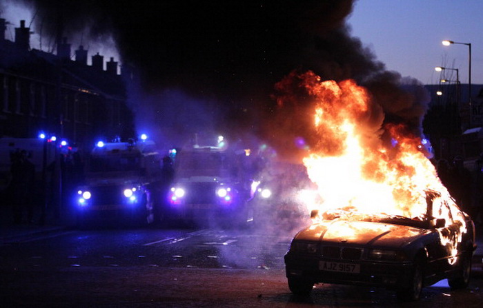 Во Франции в новогоднюю ночь сожгли тысячу автомобилей. Фото: PETER MUHLY/AFP/Getty Images