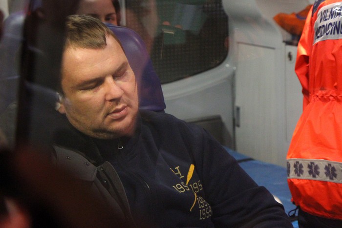 Лидер Автомайдана Дмитрий Булатов в машине скорой помощи в аэропорту Вильнюса, куда он прибыл для лечения в клинике, 2 февраля, 2014 год. Фото: PETRAS MALUKAS/AFP/Getty Images