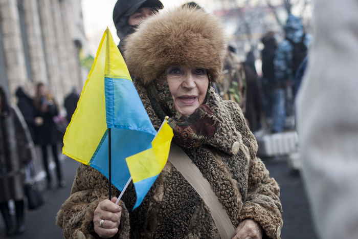 Антиправительственные акции протеста проходят под флагом Украины, 25 января, 2014 года. Фото: Rob Stothard/Getty Images
