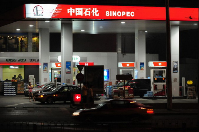 АЗС компании Sinopec в Пекине, 27 июня 2009 года. Фото: Frederic J. Brown/AFP/Getty Images