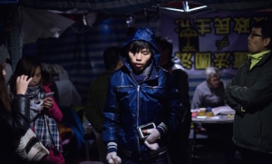 Лидер Scholarism Джошуа Вон (в центре) идёт на пресс-конференцию в главном лагере продемократического движения в Адмиралтейском районе Гонконга 4 декабря 2014 года. Фото: Johannes Eisele/AFP/Getty Images