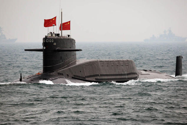 Подводная лодка ВМС Китая выходит в море 23 апреля 2009 года. Китай хочет к 2020 году установить ядерные ракеты на пяти подводных лодках. Однако эксперты сомневаются в надлежащем контроле за подводным ядерным оружием. Фото: Guang Niu/AFP/Getty Images