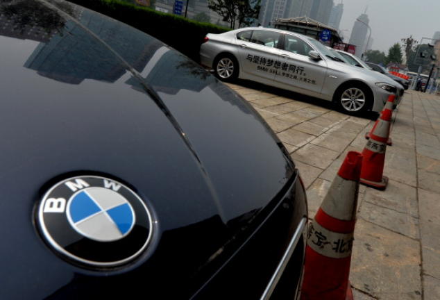 Китайские дилеры потребовали от BMW огромной компенсации Автомобиль BMW 5-й серии припаркован у дилерского центра в Пекине 6 августа 2013 года. Фото: MARK RALSTON/AFP/Getty Images