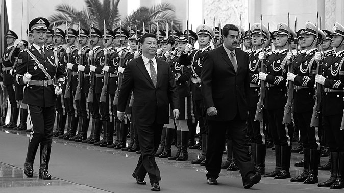 Китай хочет выкупить Латинскую Америку Президент Венесуэлы Николас Мадуро (справа) идёт с лидером Китая Си Цзиньпином мимо почётного караула в Пекине 7 января 2015 года. Фото: Andy Wong/Getty Imgaes