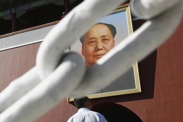 Портрет Мао Цзэдуна на площади Тяньаньмэнь в Пекине. Фото: Photo by China Photos/Getty Images