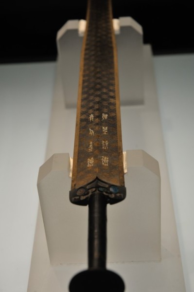Sword_of_Goujian_Hubei_Provincial_Museum_2015-04-06_09-480x721