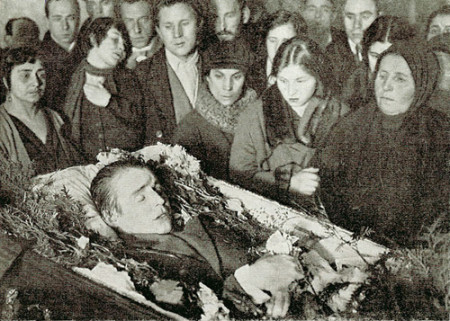 Yesenin_in_coffin