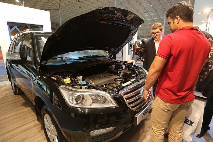 Китайский кроссовер Lifan X60. Фото: ATTA KENARE/AFP/Getty Images