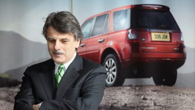 Генеральный директор Jaguar Land Rover Ральф Спет наблюдает за визитом бизнес-секретаря Винса Кейбла на сборочный завод Хейлвуда 2 марта 2011 года в Хейлвуде, Англия. Jaguar Land Rover не будет судиться с китайской компанией, выпустившей копию Evoque. (Кристофер Ферлонг / Getty Images)
