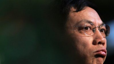 Жэнь Чжицян, президент Hua Yuan Group, выступает с речью на Экономическом форуме высокого класса 2006 г. в Luxehills International Club в Чэнду, провинция Сычуань, Китай, 7 января 2006 г. (China Photos / Getty Images)