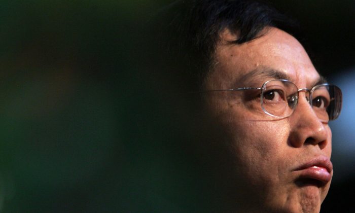 Жэнь Чжицян, президент Hua Yuan Group, выступает с речью на Экономическом форуме высокого класса 2006 г. в Luxehills International Club в Чэнду, провинция Сычуань, Китай, 7 января 2006 г. (China Photos / Getty Images)