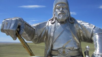 Огромная 40-метровая статуя Чингисхана находится в 48 км от Улан-Батора, Монголия. Фото: Courtesy of Giannella M. Garrett
