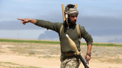 Иракский шиитский боец ​​и член отряда народной мобилизации Ирака, поддерживающий иракские правительственные силы в битве против пунктов Исламского государства* (ИГ*). Фото: AHMAD AL-RUBAYE/AFP/Getty Images