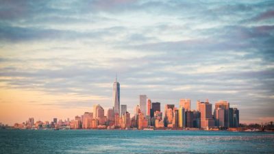 One World Trade Center возвышается над другими зданиями на горизонте Манхэттена, если смотреть со стороны гавани Нью-Йорка во время заката 10 февраля 2015 г. (Бенджамин Честин / Epoch Times)