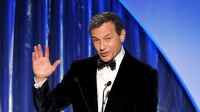 Генеральный директор и председатель Walt Disney Company Боб Айгер на 25-й ежегодной церемонии вручения награды Гильдии продюсеров Америки в отеле Beverly Hilton 19 января. Дисней недавно подписал соглашение о партнерстве с китайской государственной Shanghai Media Group. (Кевин Винтер / Getty Images)