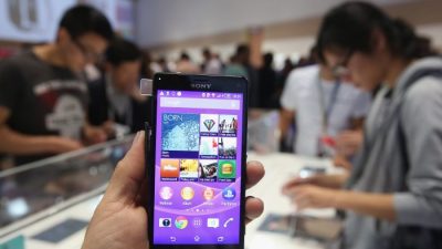 Фотограф держит смартфон Sony Xperia Z3 в Берлине, Германия. В смартфонах обнаружен зараженный файл, передающий данные в Китай. (Шон Гэллап / Getty Images)