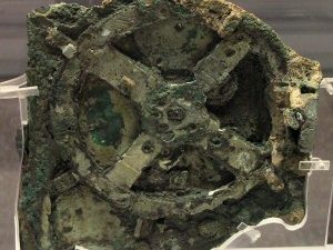 Антикитерский механизм был создан 2000 лет назад. С его помощью можно было вычислять положение Луны, Солнца, планет и даты Олимпийских Игр. Автор: Сведения об авторе отсутствуют или не читаются программно. Предположительно Marsyas (основываясь на заявлении об авторском праве). - No machine-readable source provided. Own work assumed (based on copyright claims)., CC BY 2.5, https://commons.wikimedia.org/w/index.php?curid=469865